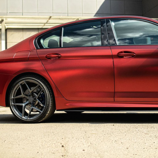 Оклейка BMW 5 виниловой пленкой Sunmax Chrome Romanee Red