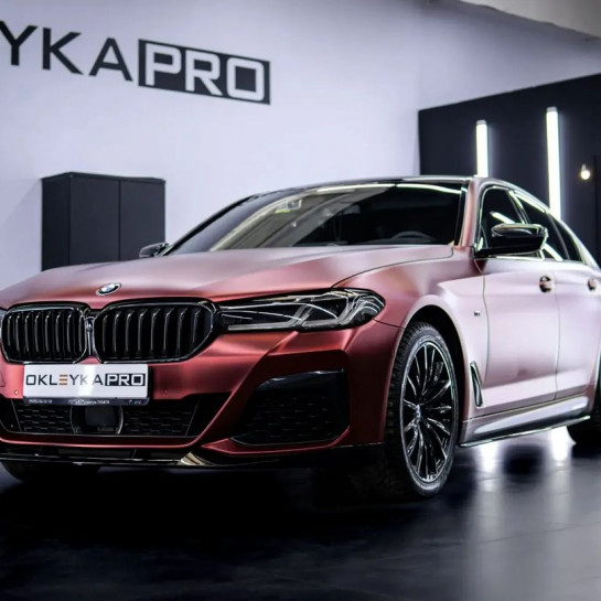 Оклейка BMW 3 в Sunmax Chrome Romanee Red для автомобиля