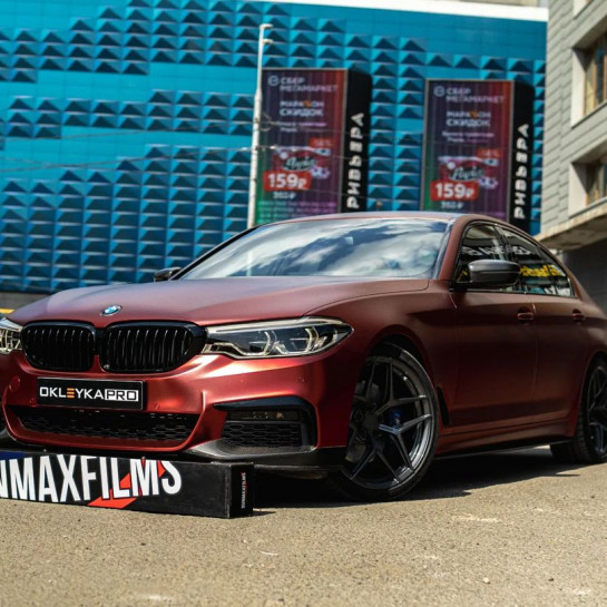 Оклейка BMW 5 виниловой пленкой Sunmax Chrome Romanee Red