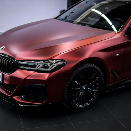 Оклейка BMW 3 в Sunmax Chrome Romanee Red для автомобиля