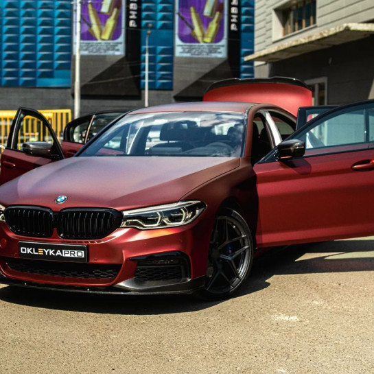 Оклейка BMW 5 виниловой пленкой Sunmax Chrome Romanee Red