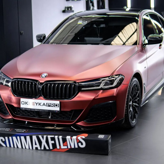 Оклейка BMW 3 в Sunmax Chrome Romanee Red для автомобиля