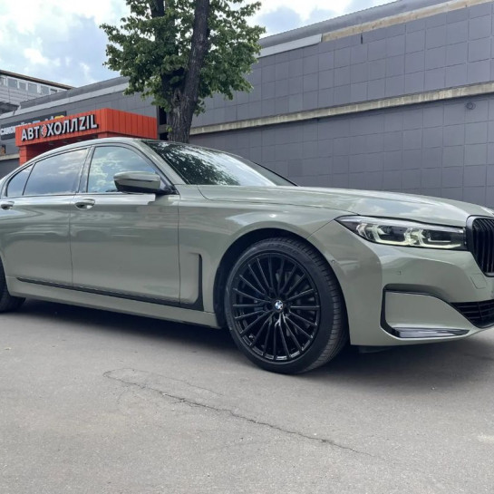 Оклейка BMW 7 в Sunmax Color Ultra Gloss Combat Green на территории России