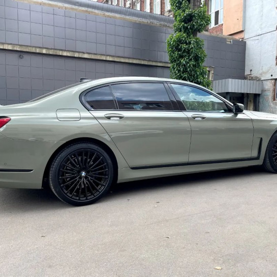 Оклейка BMW 7 в Sunmax Color Ultra Gloss Combat Green на территории России