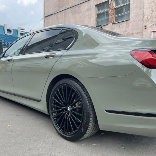 Оклейка BMW 7 в Sunmax Color Ultra Gloss Combat Green на территории России