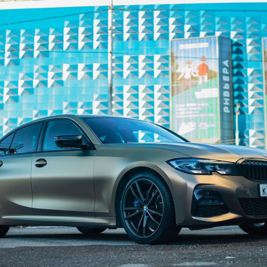 Оклейка BMW 5 автомобиля в виниловую пленку Sunmax Color Matte Metallic Brown