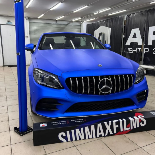 Оклейка автомобиля виниловой пленкой Mercedes C в Sunmax Satin Chrome Blue