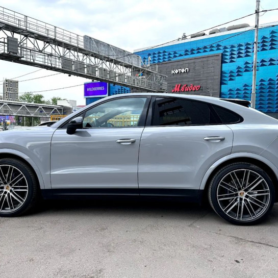 Оклейка Porsche Cayenne Coupe автомобиля винилом в Sunmax Nardo Grey