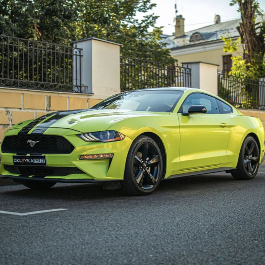 Оклейка Mustang в Sunmax Coral Yellow Green на авто