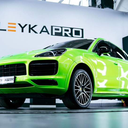 Оклейка Porsche Cayenne автомобиля виниловой пленкой Sunmax Coral yellow Green