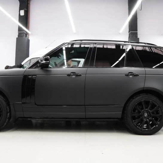 Оклейка Range Rover виниловой пленкой Sunmax Satin Chrome Black