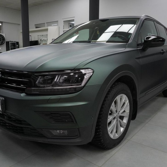 Оклейка Volkswagen Tiguan в пленку Sunmax Ghost metallic Black Green в СПБ и по России