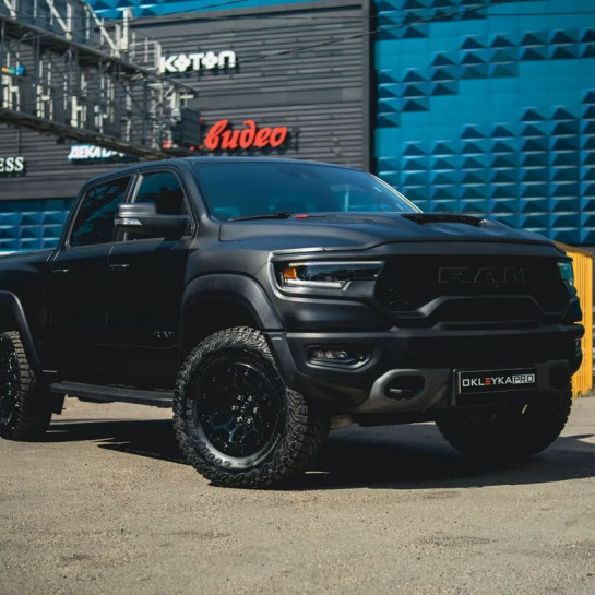 Оклейка Dodge Ram в Sunmax Smoky Black для авто виниловой пленкой