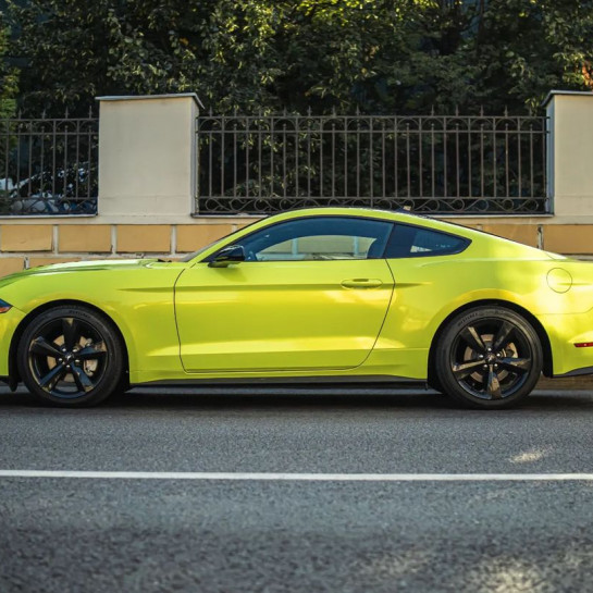 Оклейка Mustang в Sunmax Coral Yellow Green на авто