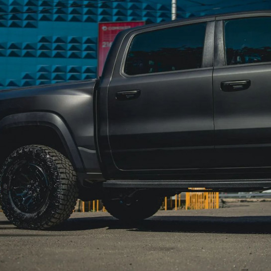 Оклейка Dodge Ram в Sunmax Smoky Black для авто виниловой пленкой