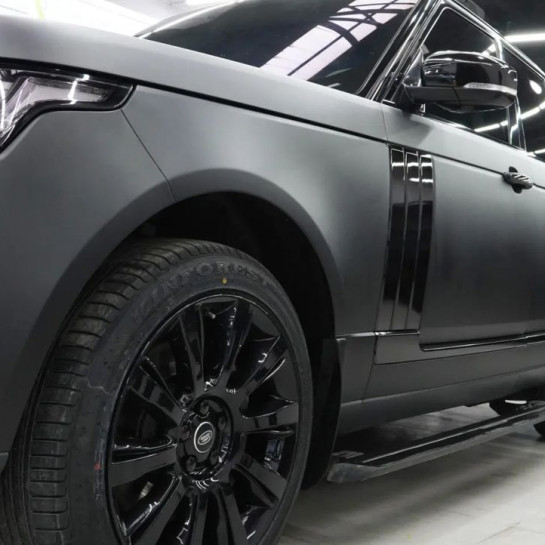 Оклейка Range Rover виниловой пленкой Sunmax Satin Chrome Black