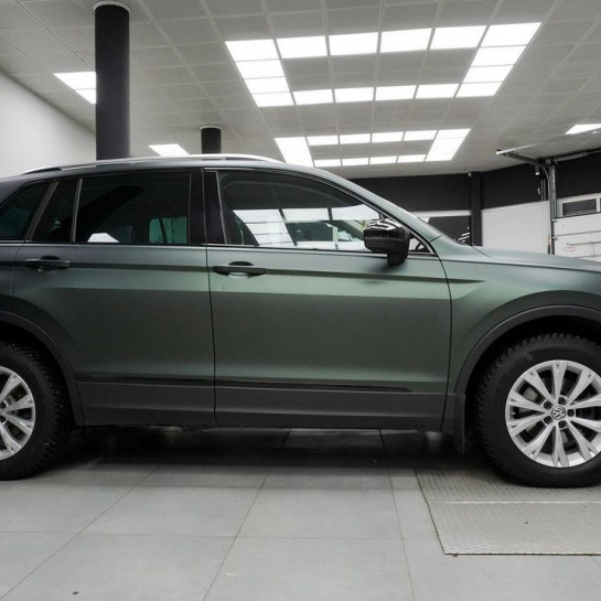 Оклейка Volkswagen Tiguan в пленку Sunmax Ghost metallic Black Green в СПБ и по России