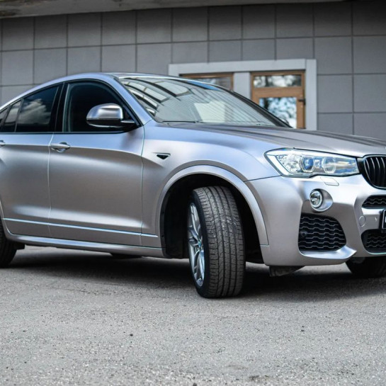 Оклейка BMW X4 в Sunmax Matte Metallic Gunme на авто винилом