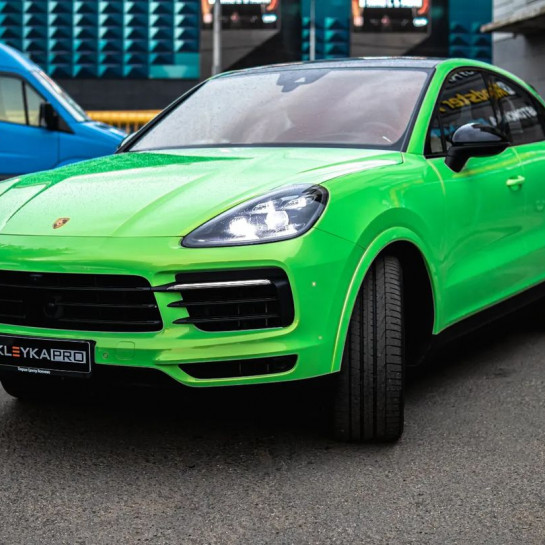 Оклейка винилом Porsche Cayenne в Sunmax Coral Apple Green