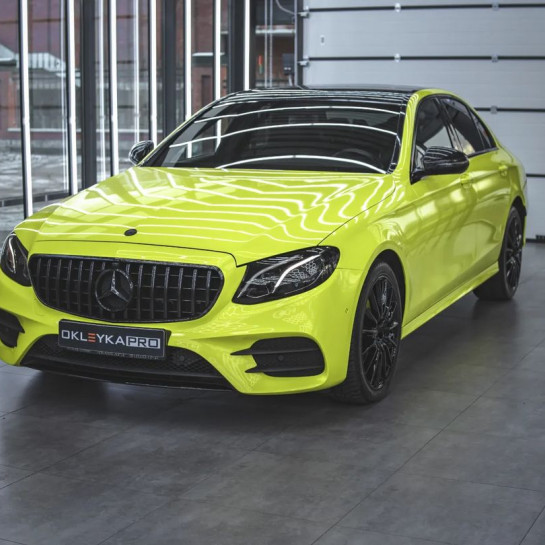 Оклейка Mercedes E в Sunmax Coral Yellow Green в Москве и МО