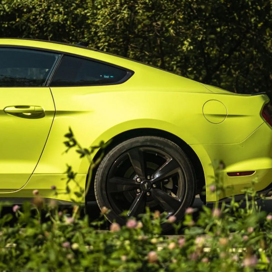 Оклейка Mustang в Sunmax Coral Yellow Green на авто