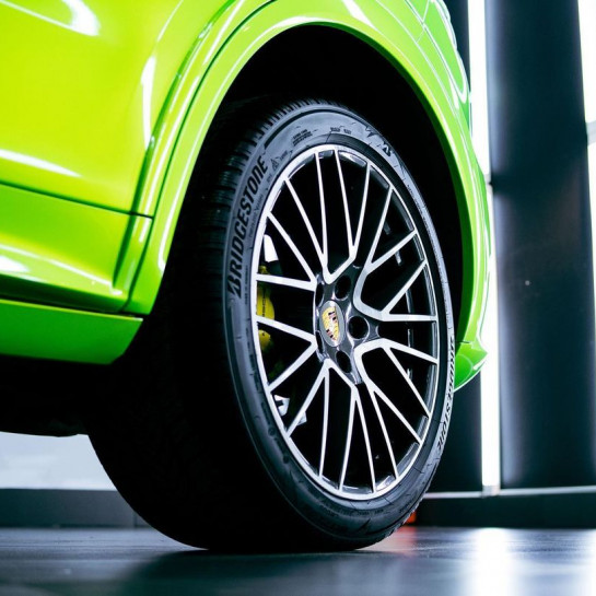 Оклейка Porsche Cayenne автомобиля виниловой пленкой Sunmax Coral yellow Green