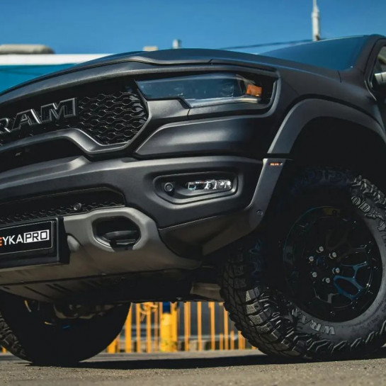 Оклейка Dodge Ram в Sunmax Smoky Black для авто виниловой пленкой