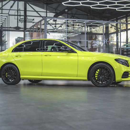 Оклейка Mercedes E в Sunmax Coral Yellow Green в Москве и МО