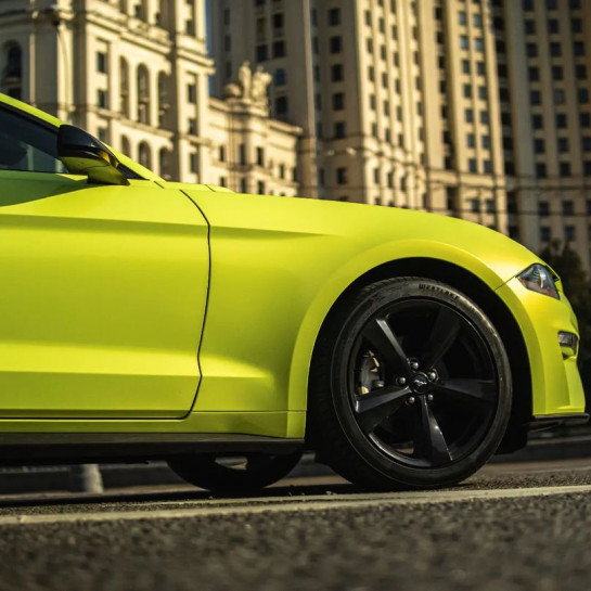 Оклейка Mustang в Sunmax Coral Yellow Green на авто