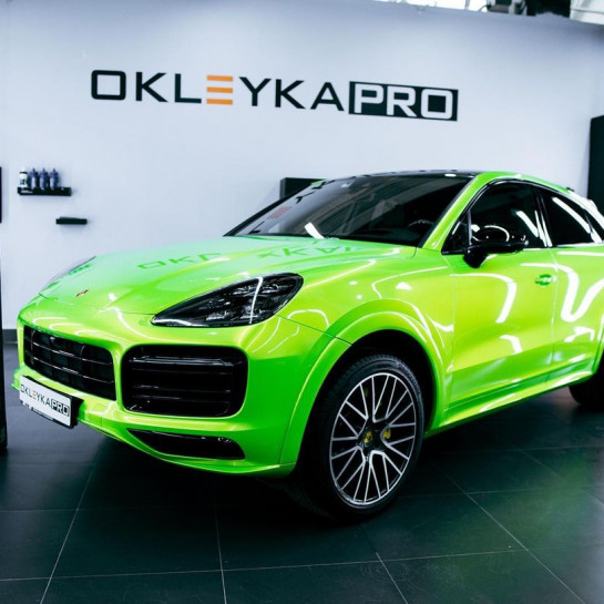 Оклейка Porsche Cayenne автомобиля виниловой пленкой Sunmax Coral yellow Green