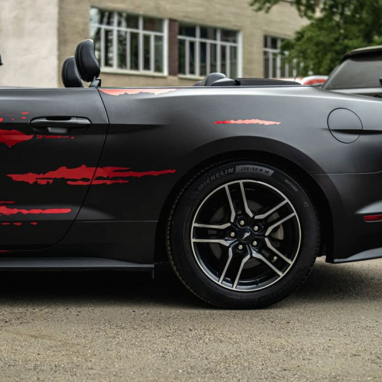 Оклейка Mustang в Smoky Black и Gloss Metallic Soul Red Москва