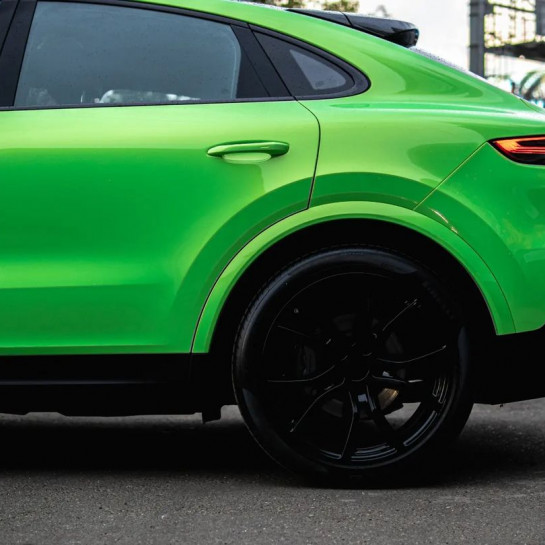 Оклейка винилом Porsche Cayenne в Sunmax Coral Apple Green