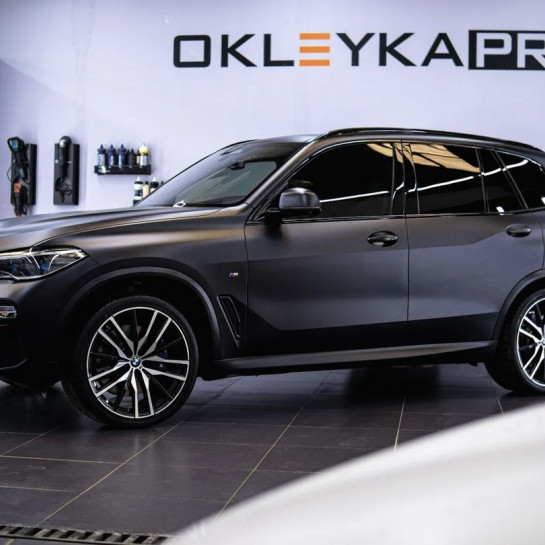 Оклейка BMW X5 в Sunmax Super Matte Black для авто винилом