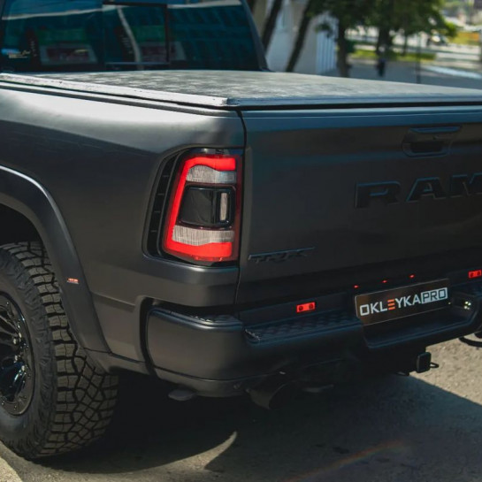 Оклейка Dodge Ram в Sunmax Smoky Black для авто виниловой пленкой