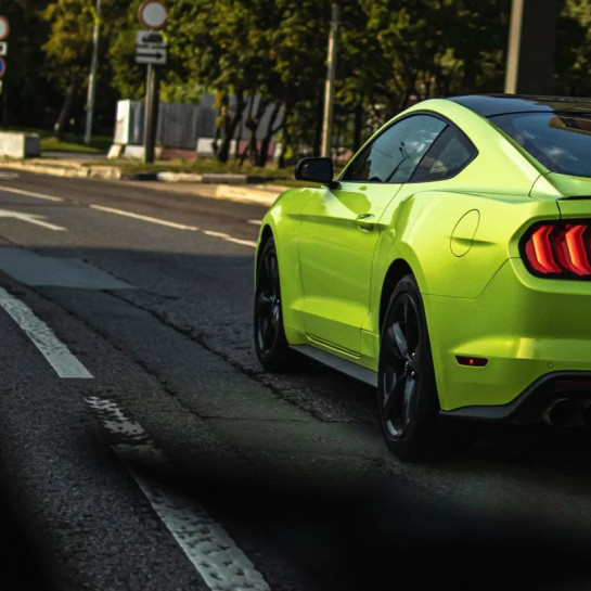 Оклейка Mustang в Sunmax Coral Yellow Green на авто