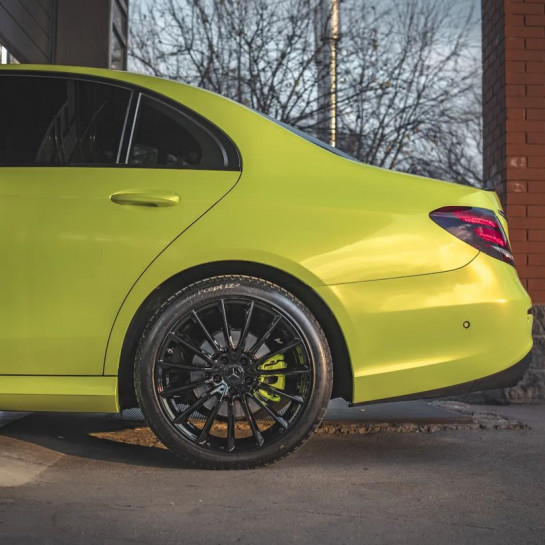 Оклейка Mercedes E в Sunmax Coral Yellow Green в Москве и МО