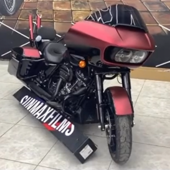 Оклейка мотоцикла Harley Davidson в 187 Satin Chrome Romanee Red