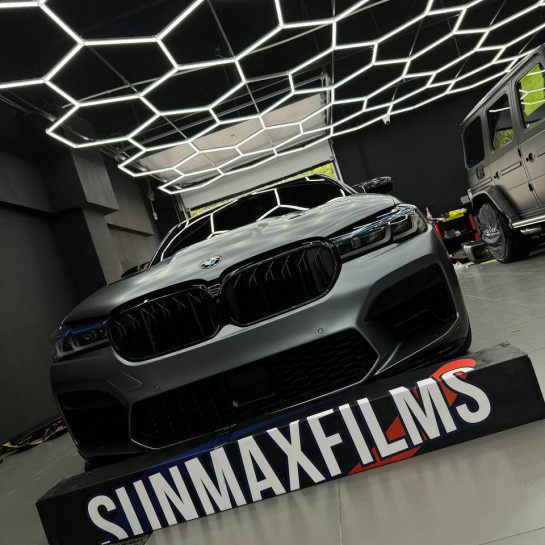 Оклейка BMW M5 цветным полиуретаном Sunmax 24 Gray Matt PPF