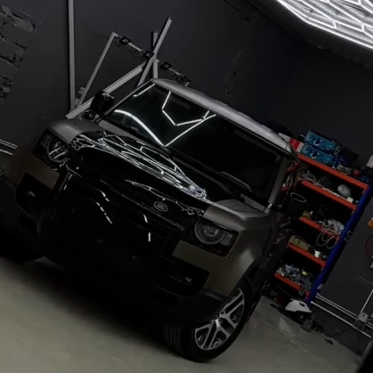 Оклейка Land Rover в цветной полиуретан Sunmax 38 Black Gloss Color PPF
