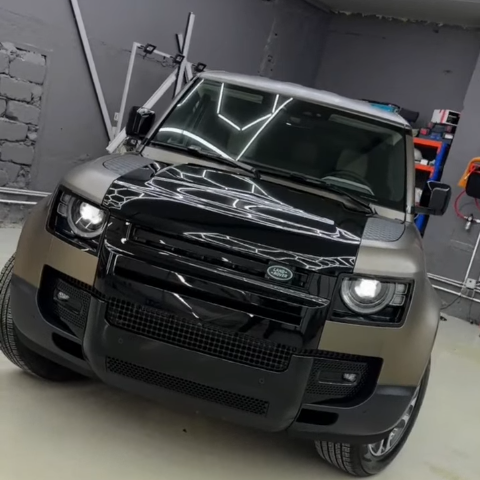 Оклейка Land Rover в цветной полиуретан Sunmax 38 Black Gloss Color PPF