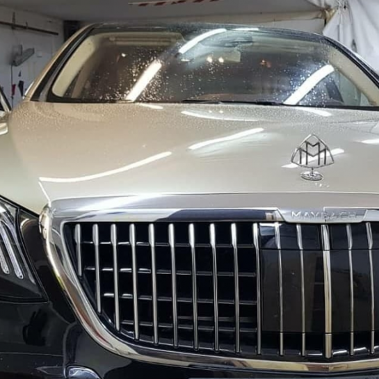 Оклейка капота Mercedes Maybach глянцевой пленкой Sunmax PPF