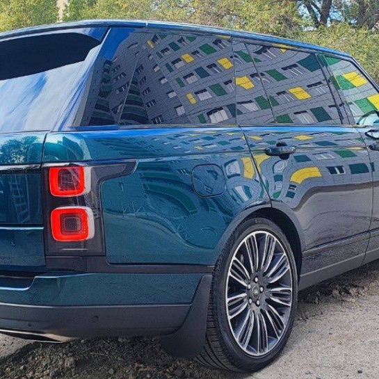 Оклейка Range Rover в цветную полиуретановую пленку Sunmax 2 Shiny Green Color PPF