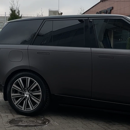 Частичная оклейка кузова Range Rover в полиуретан Sunmax Black Gloss и Sunmax Satin