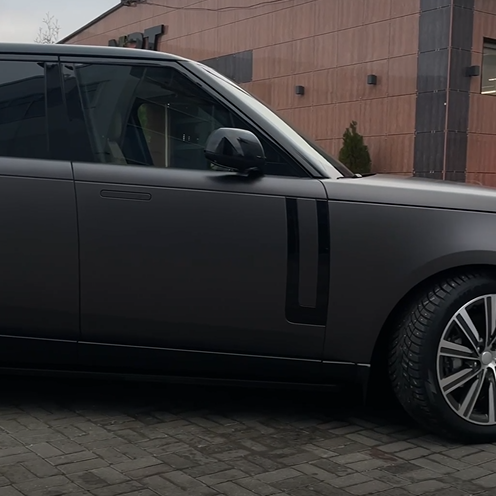 Частичная оклейка кузова Range Rover в полиуретан Sunmax Black Gloss и Sunmax Satin