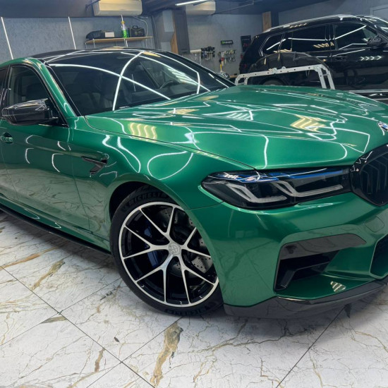 Оклейка BMW цветной полиуретановой пленкой Sunmax 49 BMW Green Color PPF