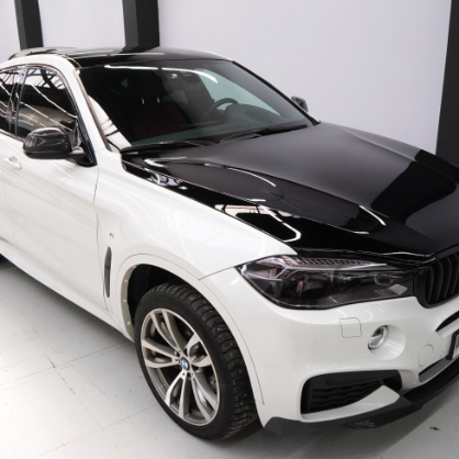 Оклейка крыши и капота BMW X6 в черным полиуретаном Sunmax 38 Black Gloss Color PPF
