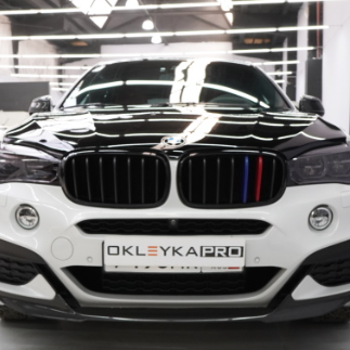 Оклейка крыши и капота BMW X6 в черным полиуретаном Sunmax 38 Black Gloss Color PPF
