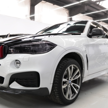 Оклейка крыши и капота BMW X6 в черным полиуретаном Sunmax 38 Black Gloss Color PPF