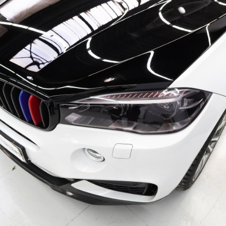 Оклейка крыши и капота BMW X6 в черным полиуретаном Sunmax 38 Black Gloss Color PPF
