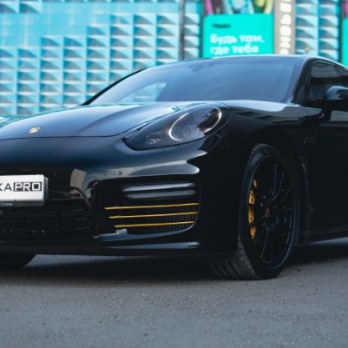 Оклейка Porsche Panamera в цветной полиуретан Sunmax 38 Black Gloss Color PPF